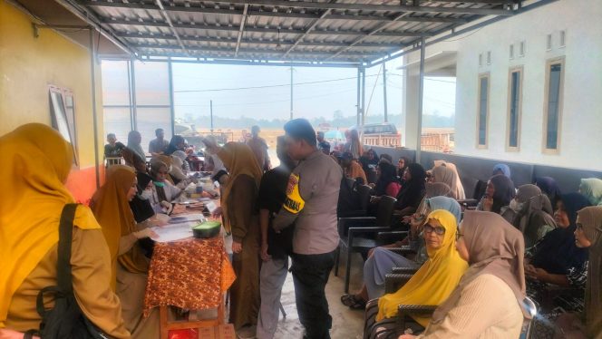 
 Bhabinkamtibmas Aipda Arman Syah Dampingi Tim Kesehatan Lakukan Tracing Tuberkulosis di Desa Maduri