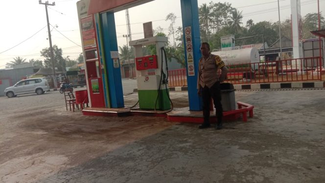 
 Pantau Situasi, SPBU Akae, Aiptu Mukhsin, Pastikan, Kondisi, Tetap Kondusif,
