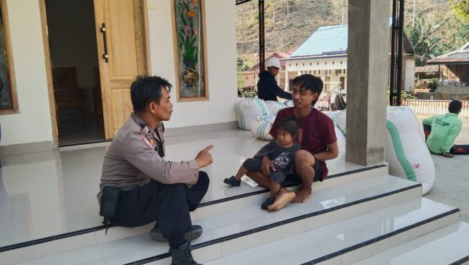 
 Bhabinkamtibmas, Polsek Ulaweng, Sambangi, Petani Jagung, Jalin Silaturahmi, dan Perkuat Kamtibmas,