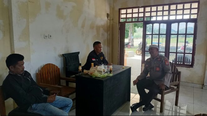 
 Jalin Silaturahmi, dengan, Perangkat Desa, AIPTU Mustamin, Laksanakan DDS,di Desa Tadang Palie,