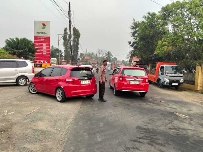 
 Aiptu A. Sultin Fajar Laksanakan Pengaturan Lalu Lintas di Depan SPBU Karella Mare