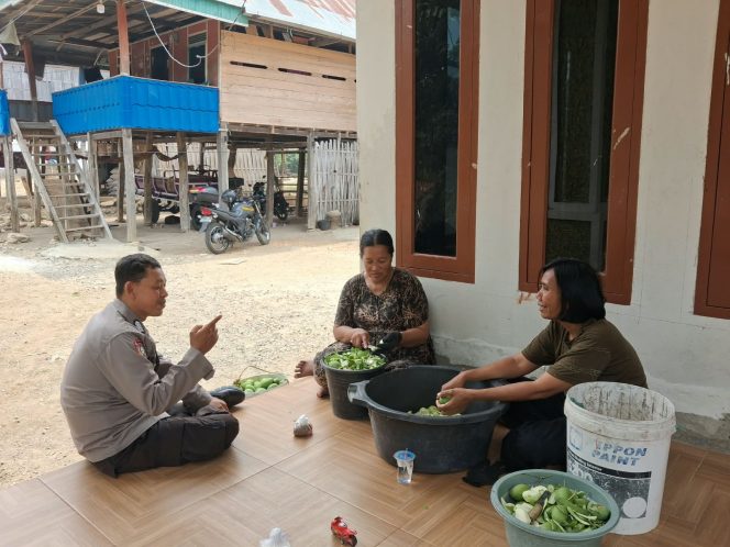 
 Sambang Desa Labissa, Bhabinkamtibmas Polsek Ajangale Jaga Kedekatan dengan Warga