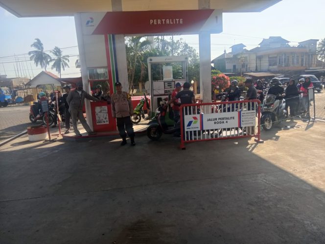 
 Anggota Piket Jaga Polsek Mare Laksanakan Pengamanan di SPBU Karella Mare, Antrean Kendaraan Aman dan Lancar