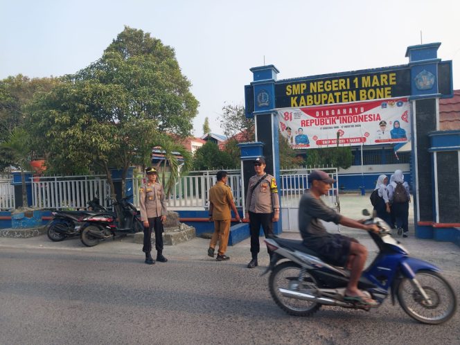 
 Kapolsek Mare Laksanakan Pengaturan Lalu Lintas di Depan SMP Negeri 1 Mare