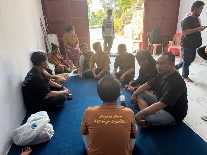 
 Ditres PPA dan PPO Polda Sulsel Bersama BP2MI Jemput dan Terima 41 PMI Deportasi di Pelabuhan Parepare