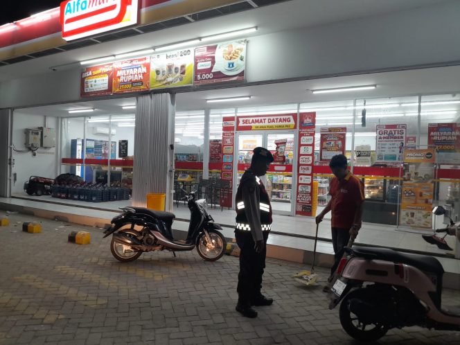 
 Patroli Malam, Kanit Samapta, Polsek Ulaweng, Sambangi Warga, dan Sampaikan, Himbauan Kamtibmas,
