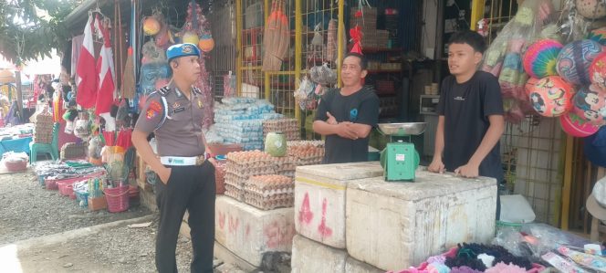 
 PS. Kanit Provos Polsek Mare Sambangi Pedagang di Pasar Mare, Pastikan Situasi Kamtibmas Tetap Kondusif