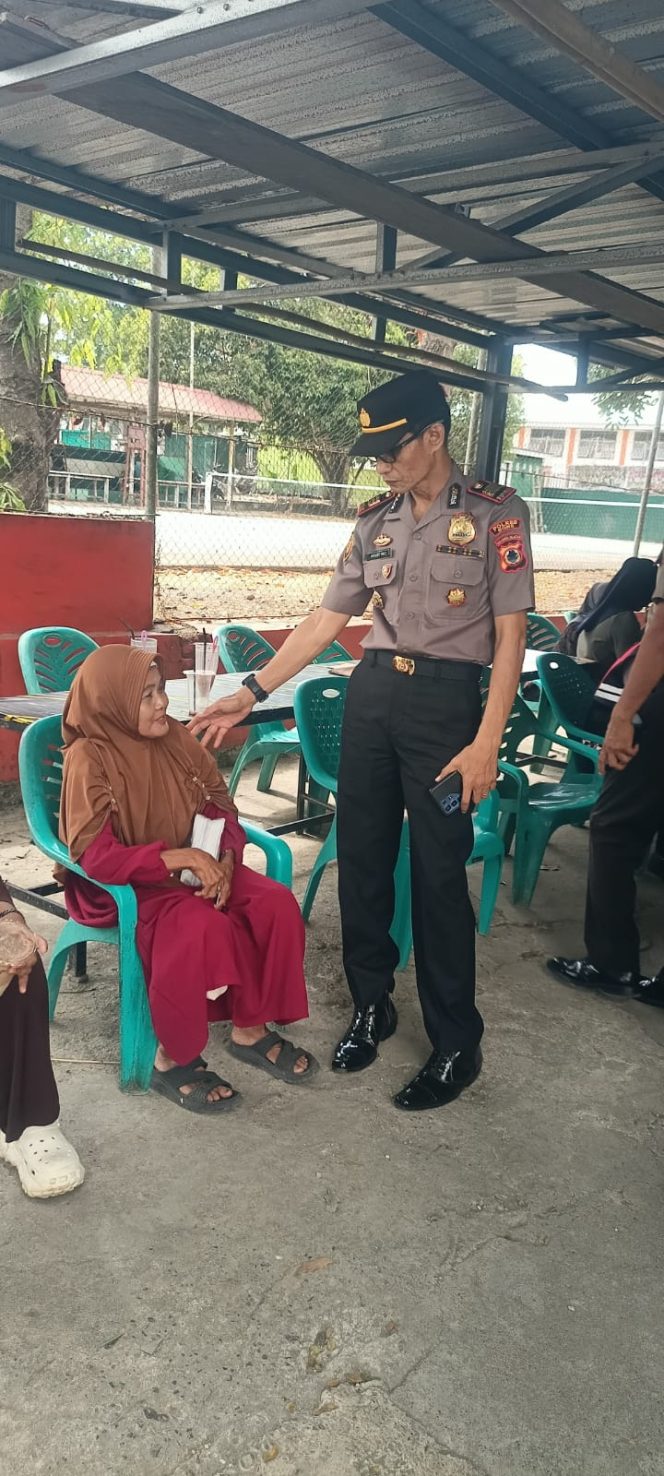 
 Kapolsek Mare Sambangi Para Pembeli di Pasar Mare, Wujudkan Kedekatan Polri dengan Masyarakat