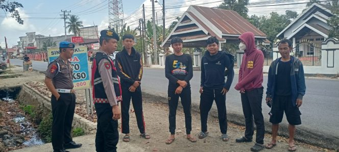 
 PS. Kanit Samapta Polsek Mare Bersama PS. Kanit Provos Laksanakan Patroli Siang dan Berikan Imbauan Kamtibmas kepada Pemuda