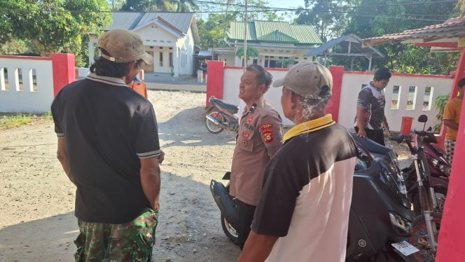 
 Anggota Polsek Mare Sambangi Masyarakat, Sampaikan Pesan-Pesan Kamtibmas