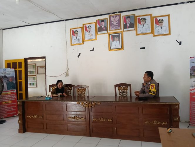 
 Sambangi Kantor Desa, Bhabinkamtibmas Ajangale Perkuat Sinergi dengan Pemerintah Desa