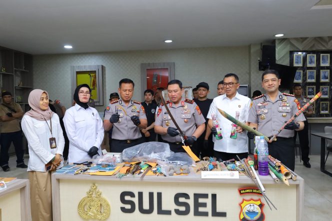 
 Kapolda Sulsel Pimpin Konferensi Pers Pengungkapan Perkelahian Kelompok di Kota Makassar