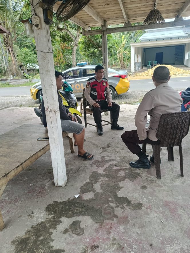 
 Sambangi Warga, Kanit Patroli Polsek Palakka Sampaikan Pesan Kamtibmas