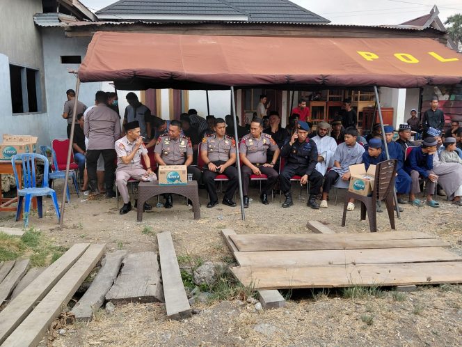 
 Kapolsek Palakka Bersama Anggota Melayat ke Rumah Duka Korban Kecelakaan Terserempet Mobil