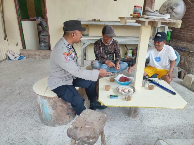 
 ‎Kanit Binmas Polsek Cenrana Sambangi Dan Berdialog Dengan Warga.