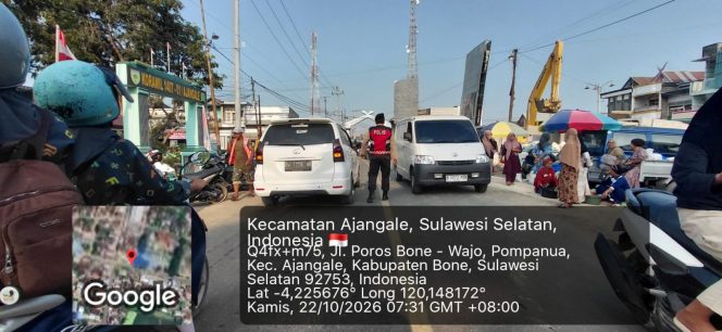 
 Kanit Samapta Polsek Ajangale Pantau Aktivitas Pasar, Arus Lalu Lintas Tetap Terkendali