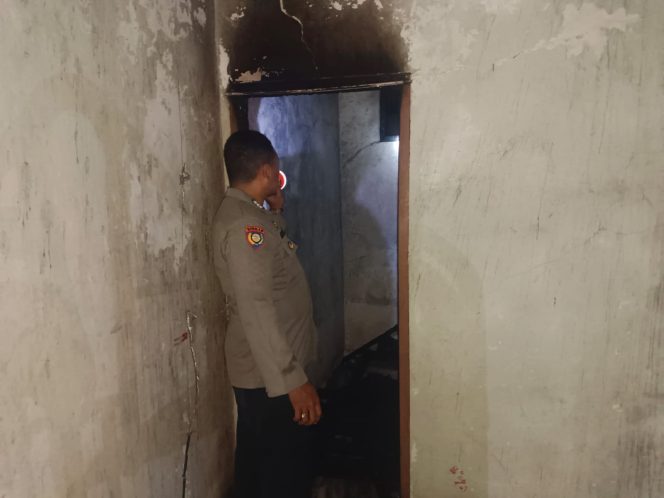 
 Bersinergi, Bhabinkamtibmas Datangi TKP Kebakaran di Desa Binaan