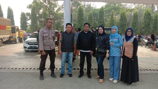 
 Kehadiran, Personel, Polsek Ulaweng, di SPBU Akae, Bantu Kelancaran, Arus Lalu Lintas,