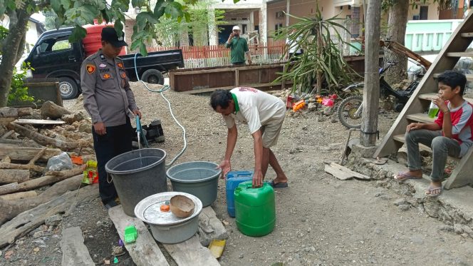 
 ‎POLSEK AWANGPONE SALURKAN AIR BERSIH KEPADA WARGA TERDAMPAK KEKERINGAN DI DESA JALING
