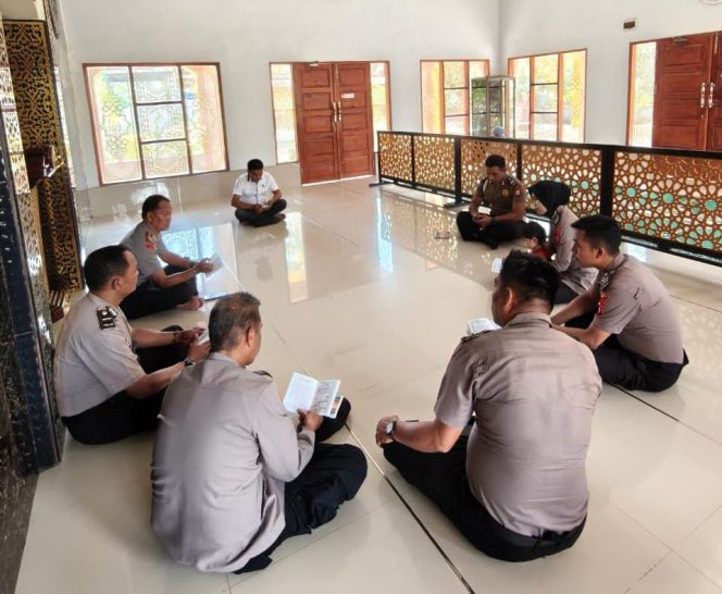 
 ‎Kapolsek Awangpone Pimpin Binrohtal Personel, Perkuat Keimanan dan Ketakwaan
