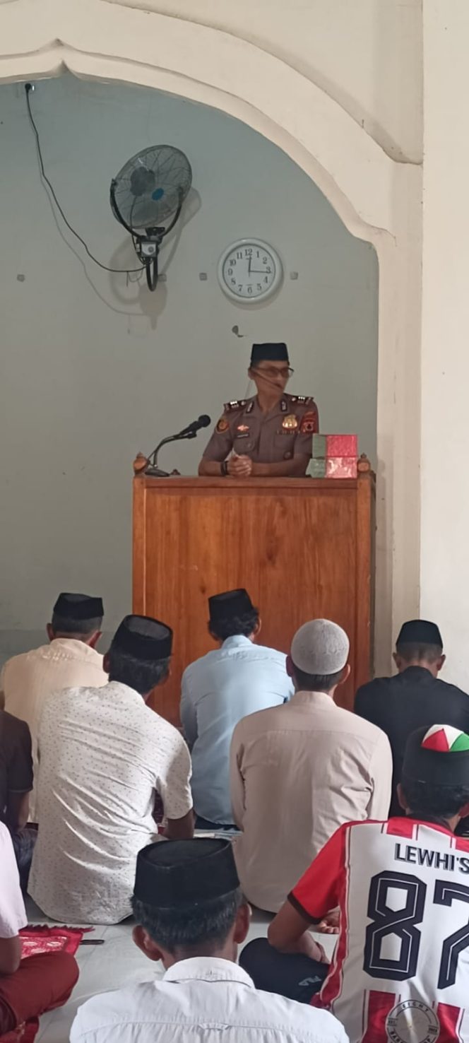 
 Kapolsek Mare Laksanakan Jumat Keliling di Masjid Al-Amin Desa Karella