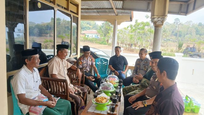
 Kapolsek Mare Bersama Anggota Jalin Silaturahmi dengan Tokoh Masyarakat di Desa Karella