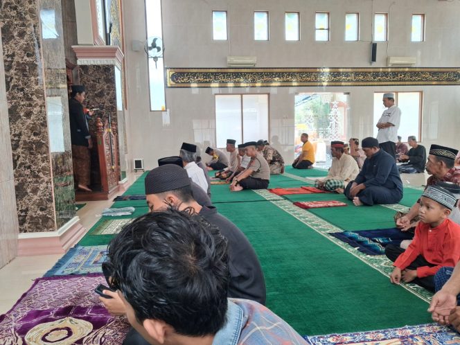 
 Jumat Keliling, Kapolsek Ajangale Perkuat Silaturahmi dengan Masyarakat