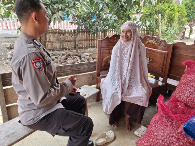 
 Dekat dengan Warga, Bhabinkamtibmas Ajangale Aktif Sambangi Desa Binaan