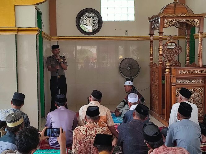 
 ‎Jumat Keliling, Waka Polsek Cenrana Berikan Pesan Kamtibmas Di Masjid Irsyadussalam