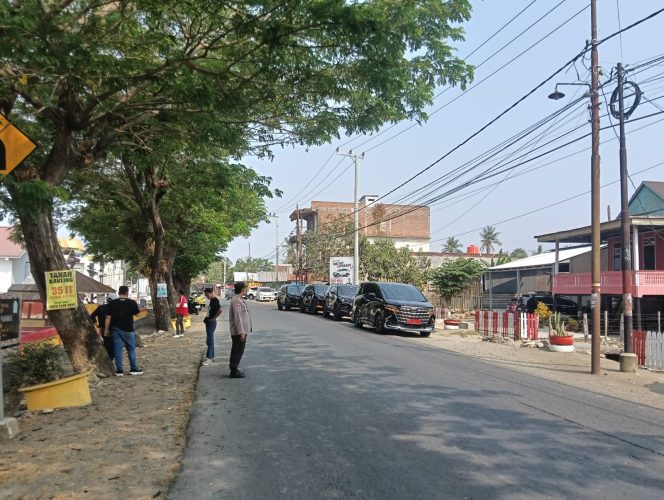 
 Pastikan Kelancaran Kunjungan Rektor UNM, Personel Polsek Ajangale Atur Lalu Lintas