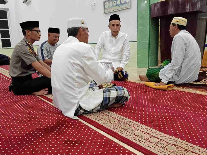 
 Dukung Program Quick Wins 100 Hari Kerja Kapolri, Kapolsek Mare Gelar Subuh Keliling di Masjid Raya Al-Ikhlas