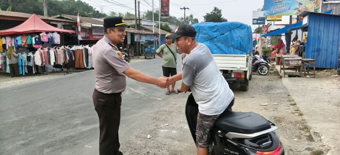 
 Polsek Cina Polres Bone Peduli Kemacetan, Kapolsek Bersama Personel Laksanakan Pengaturan di Pasar Cina  BONE, Cina – Sebagai bentuk kepedulian terhadap kelancaran arus lalu lintas dan kenyamanan masyarakat, Kapolsek Cina Polres Bone, Iptu Muh. Rusdi, A.Md., S.H., bersama Waka Polsek Cina dan anggota melaksanakan pengaturan serta pengawasan arus lalu lintas di Pasar Cina, Kelurahan Tanete, Kecamatan Cina, Kabupaten Bone, Sabtu (24/10/2026).  Kegiatan ini dilakukan untuk mengantisipasi kemacetan akibat meningkatnya aktivitas masyarakat di kawasan pasar, sekaligus memastikan arus lalu lintas tetap lancar, tertib, dan aman bagi pengguna jalan.  Kapolsek Cina bersama personel juga mengimbau pedagang, pengunjung pasar, dan pengguna jalan agar mematuhi aturan lalu lintas serta tidak memarkir kendaraan sembarangan yang dapat menghambat arus kendaraan.  Melalui kegiatan tersebut, Polsek Cina Polres Bone menunjukkan komitmennya dalam memberikan pelayanan terbaik kepada masyarakat dengan pendekatan yang humanis.  “Polisi Bersama Masyarakat” bukan sekadar slogan, melainkan wujud nyata kehadiran Polri dalam memberikan rasa aman, menjaga ketertiban, dan menciptakan kelancaran aktivitas masyarakat.  Dengan adanya pengaturan dan pengawasan tersebut, diharapkan situasi Kamtibmas di wilayah hukum Polsek Cina tetap aman dan terkendali serta aktivitas masyarakat di Pasar Cina berjalan lancar.#19CnPlsk.