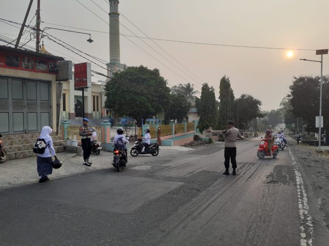 
 Dukung, Program POLIDIK, Kanit Provost, Polsek Ulaweng, Bersama, KSPKT 2, Atur Lalu Lintas, di Depan, SMA Negeri 15, Ulaweng,
