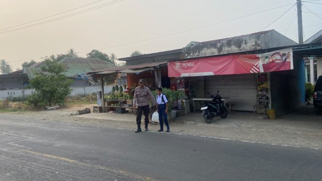 
 Dukung, Program POLIDIK, Bhabinkamtibmas, Polsek Ulaweng, Atur Lalu Lintas, di Depan, MTs Al Mubarak,
