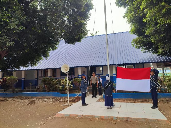 
 ‎Berikan Pesan Kamtibmas, Waka Polsek Cenrana Jadi Irup Di SMPN 2 Cenrana