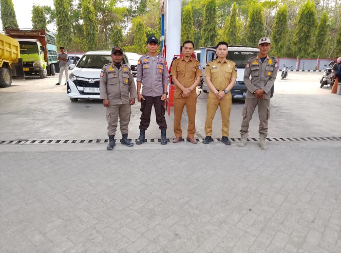 
 Personel, Polsek Ulaweng, Bersama Tim, Satgas Gabungan, Awasi, Pengisian BBM, di SPBU Akae,