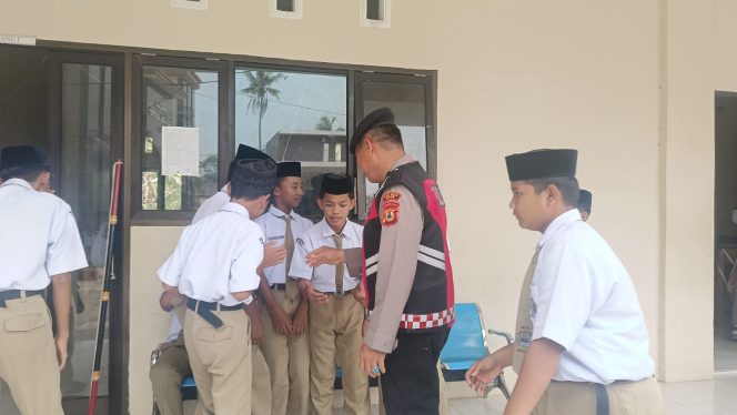 
 Kanit Patroli Polsek Palakka Sambangi Sekolah, Ajak Anak Berinteraksi dan Tanamkan Pesan Positif Sejak Dini