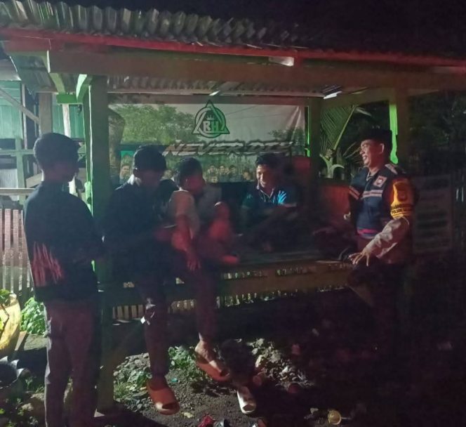 
 Bhabinkamtibmas, Polsek Ulaweng, Sambangi Pemuda, yang Nongkrong, di Pos Kamling, Dusun Nengo, Ajak Jaga Kamtibmas,