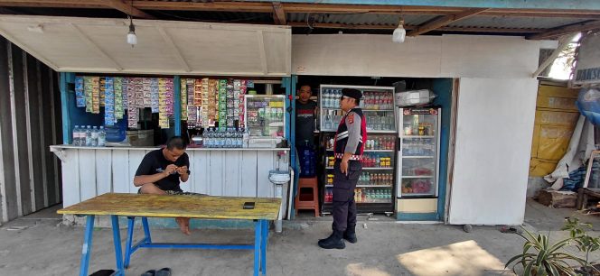 
 Sambangi Pelaku Usaha, Polsek Ajangale Perkuat Kedekatan dengan Masyarakat