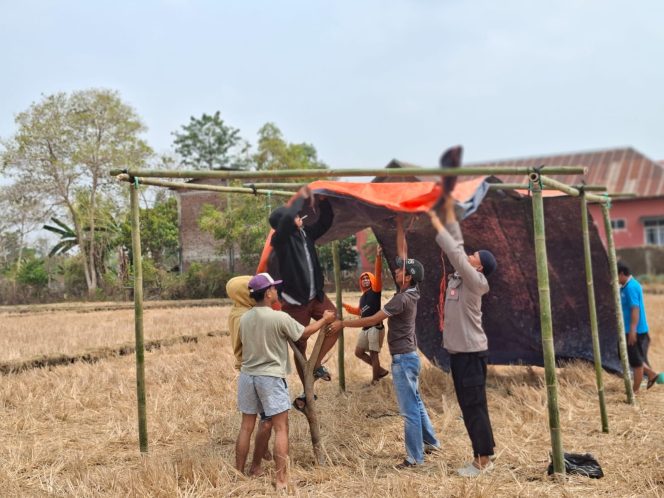
 WUJUDKAN PROGRAM POLISI BERSAMA MASYARAKAT, KANIT BINMAS POLSEK CINA GOTONG ROYONG DIRIKAN TENDA BERSAMA WARGA
