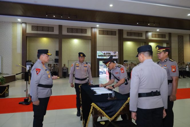 
 Kapolda Sulsel Pimpin Upacara Serah Terima Jabatan Karolog dan Kabidkeu Polda Sulsel