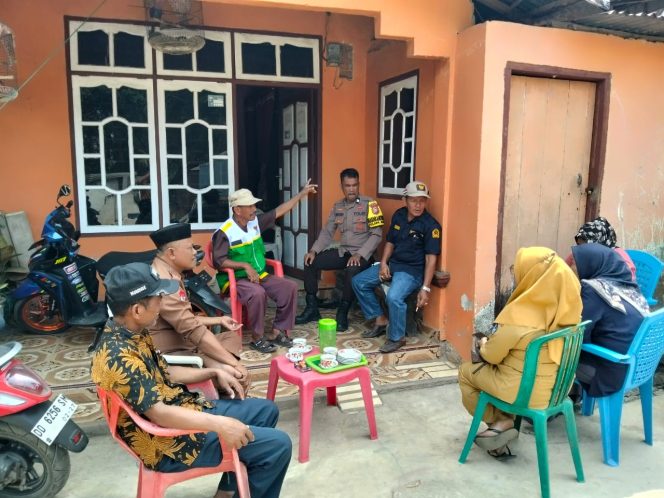 
 Bhabinkamtibmas Desa Kadai Laksanakan DDS, Pererat Silaturahmi dengan Warga