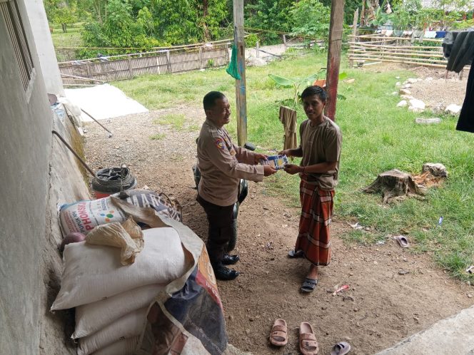 
 Bhabinkamtibmas Desa Esa Pattiro Laksanakan DDS dan Berikan Santunan kepada Warga