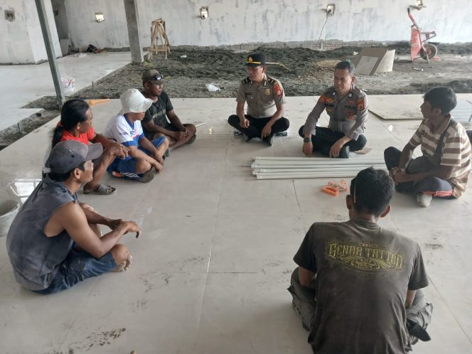 
 Wujudkan Polisi Humanis, Waka Polsek Mare Bersama Kanit Samapta Sambangi Pekerja Bangunan di Pasar Mare