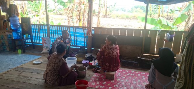
 Tertawa Bersama Warga Binaan, Bukti Kedekatan Bhabinkamtibmas Bripka Arman dengan Masyarakat