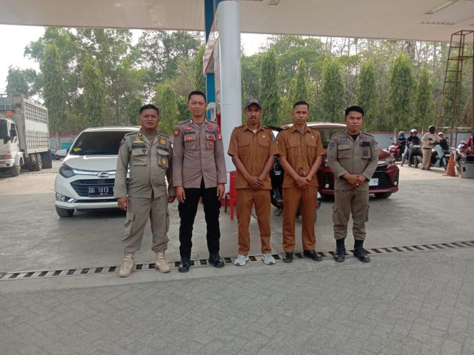 
 Personel, Polsek Ulaweng, Bersama, Tim Satgas, Gabungan, Awasi, Pengisian BBM, dan Antisipasi, Antrean Panjang, di SPBU Akae,
