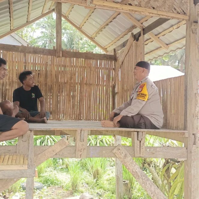 
 Sambangi Warga, di Pos Kamling, Bhabinkamtibmas, Polsek Ulaweng, Perkuat, Harkamtibmas, di Desa, Lilina Ajangale,