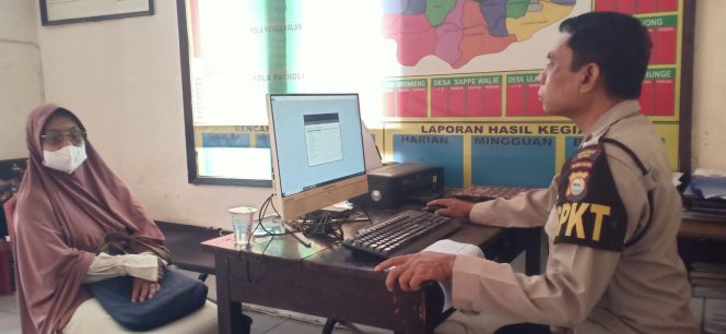 
 Tingkatkan, Pelayanan Publik, KSPKT, Polsek Ulaweng, Aiptu Mursalim, Bantu Warga, Buatkan Laporan, Kehilangan, KTP,
