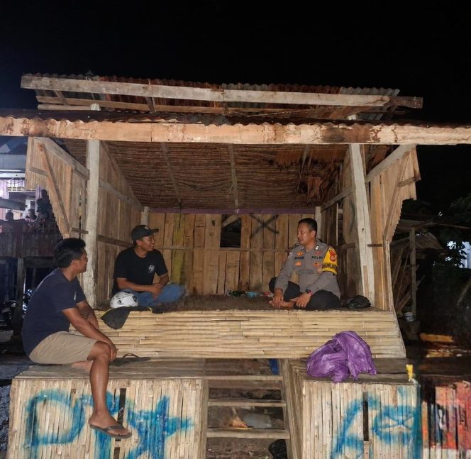 
 Sambangi Pos Kamling, Bhabinkamtibmas Bripka Arman Imbau Warga Jaga Kamtibmas Tetap Kondusif