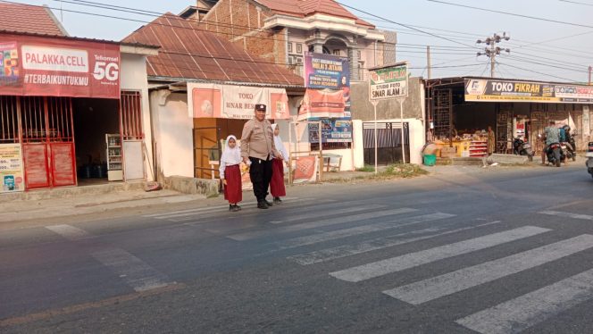 
 Commander Wish Pagi oleh KSPK Polsek Palakka, Potret Kedekatan Polisi dengan Anak Sekolah